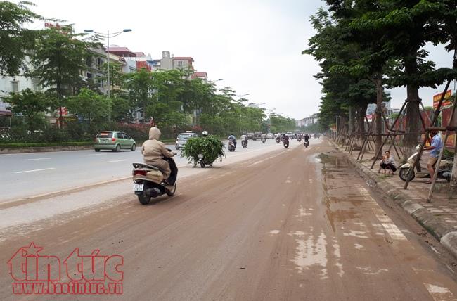 Đường Võ Chí Công (Hà Nội) lại vương vãi đất bẩn ảnh 6
